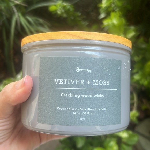 Vetiver + Moss Scented Candle - Picture 13 of 16